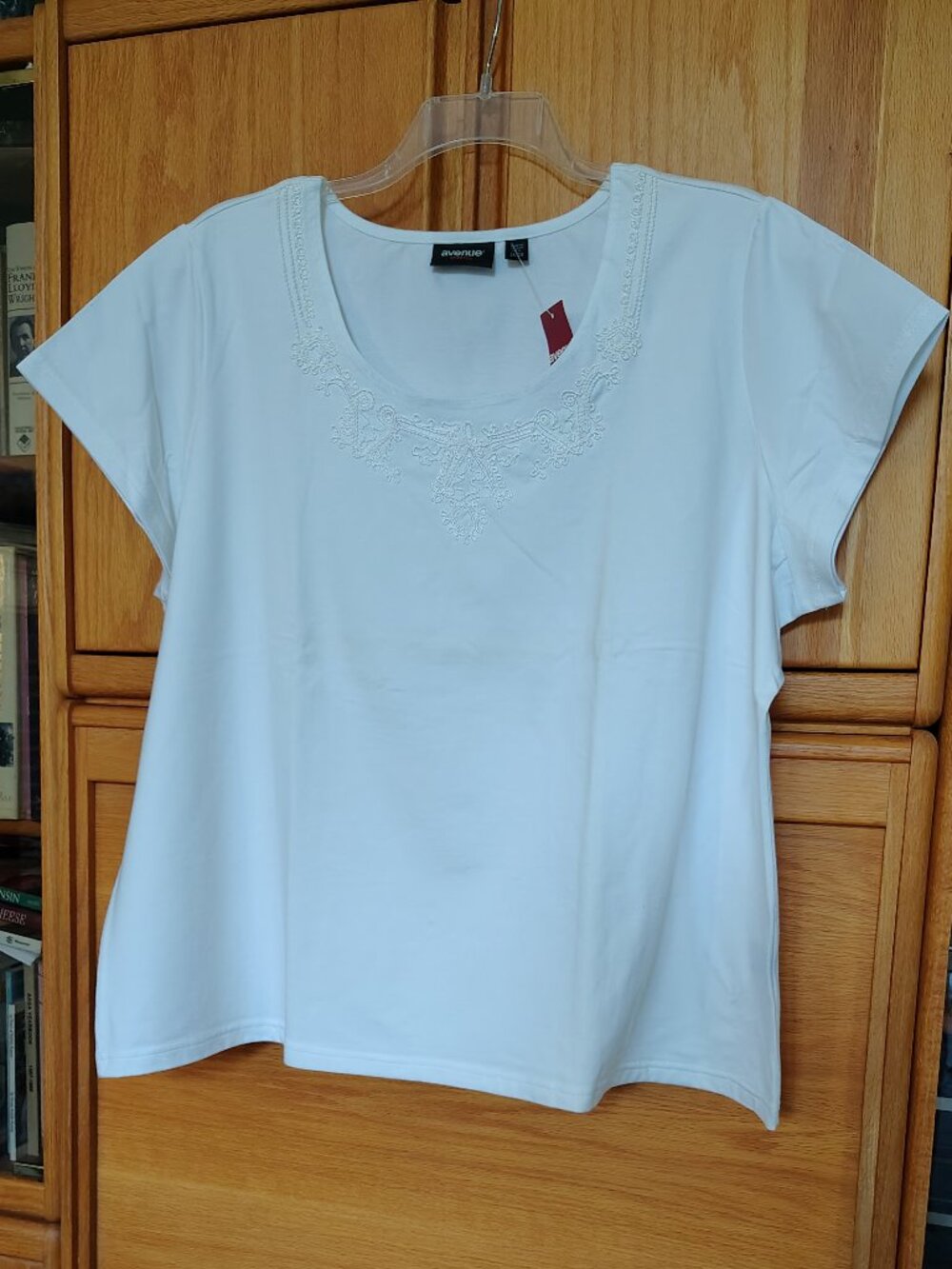 NWT AVENUE WHITE SCOOP NECK SHORT SLEEVE EMBROIDERED T SHIRT IN PLUS SIZE 26-28